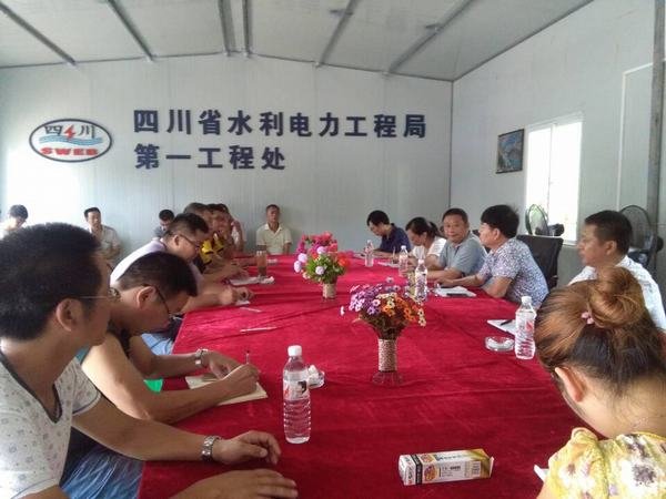 王裕明一行到第一工程處蟠龍湖工地對(duì)擬任干部進(jìn)行考察 