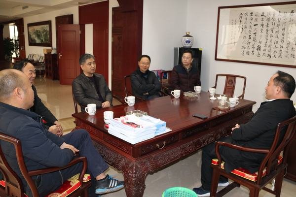 鄔清富與龍頭山航電樞紐投資開發有限公司董事長曾建斌舉行會談