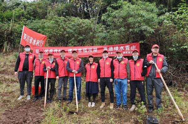 唐驚濤帶隊參加“包山頭”植樹履責現場撫育管護勞動