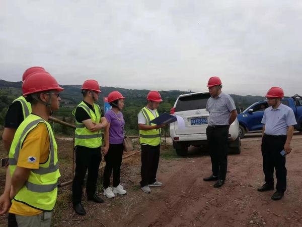 公司內審小組到小井溝支渠項目開展管理體系審核工作