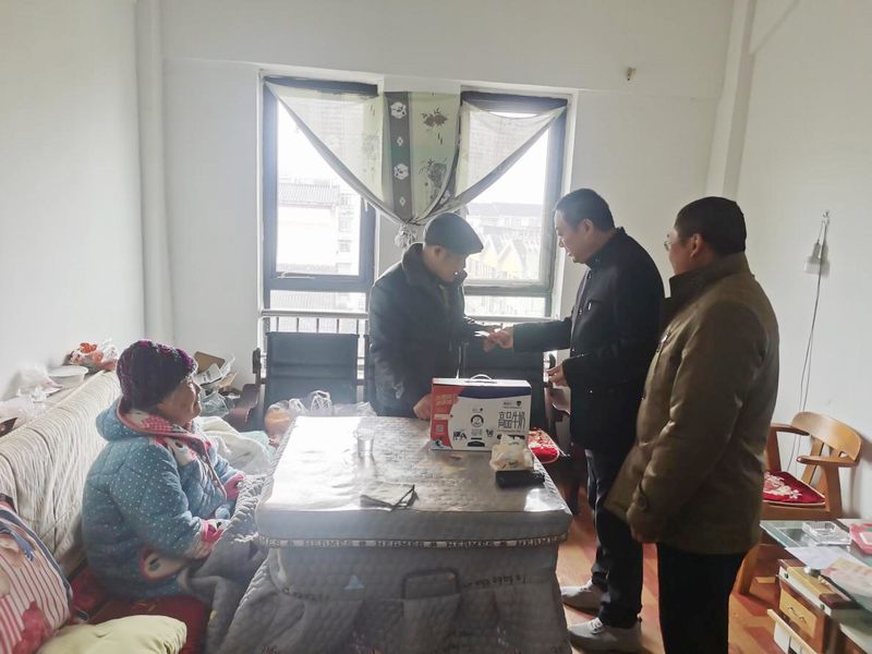 基礎(chǔ)分公司深入困難職工家庭開展春節(jié)慰問活動