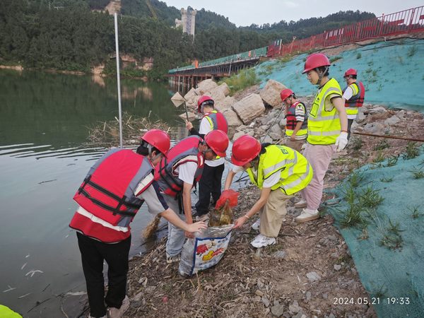 青年職工齊參與，清河行動顯擔(dān)當(dāng)—亭子口項(xiàng)目開展清河行動
