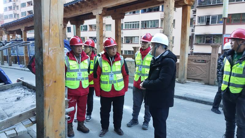 唐克飛赴德格縣包裝飲用水幫扶項(xiàng)目檢查指導(dǎo)工作并慰問一線職工