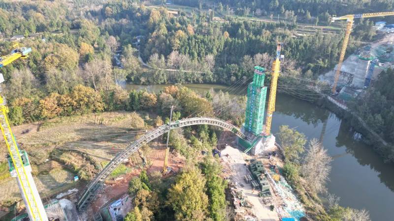 亭子口灌區(qū)工程構溪河渡槽雙連拱懸拼鋼拱架A拱跨一二拱肋順利合攏